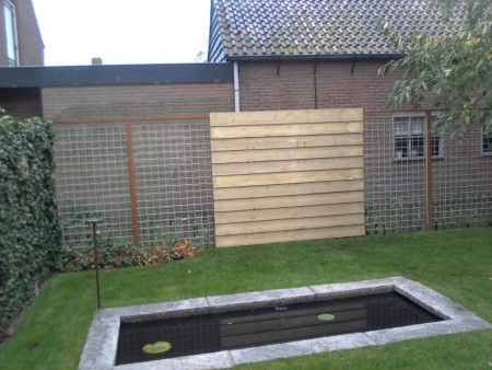 houten schuting geplaats met rekken voor plantgroei