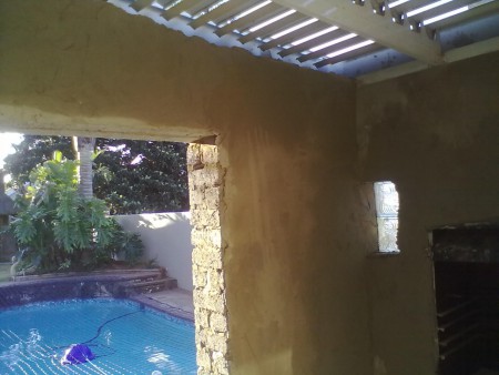 bezig met het pleisteren van een veranda